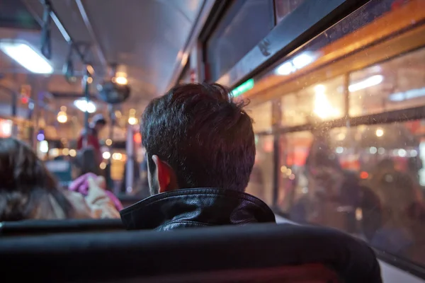 S los principales pasajeros de transporte masivo en el autobús. Personas en el viejo autobús público, vista desde el interior del autobús. Personas sentadas en un cómodo autobús en enfoque selectivo y fondo borroso . — Foto de Stock