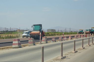 şantiye ekipmanları Yeni yol inşa etmek için ağır titreşim silindir kompaktör veya yol silindiri, sıkıştırma asfalt . Yol yapımı, asfalt kaldırım işleri, yenileme süreci
