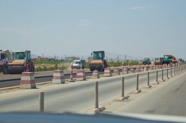 şantiye ekipmanları Yeni yol inşa etmek için ağır titreşim silindir kompaktör veya yol silindiri, sıkıştırma asfalt . Yol yapımı, asfalt kaldırım işleri, yenileme süreci