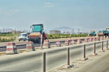 şantiye ekipmanları Yeni yol inşa etmek için ağır titreşim silindir kompaktör veya yol silindiri, sıkıştırma asfalt . Yol yapımı, asfalt kaldırım işleri, yenileme süreci