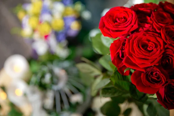 Fiori di rose rosse con festa di San Valentino e bellissimo sfondo bouquet di sfocatura. 8 marc. Fiori di rose rosse molto belli. Morbido colpo di scatola. Fiori di rosa rossa  . — Foto Stock