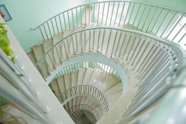 Escalera circular. Escalera de caracol desde la vista inferior con pared de cemento blanco Escalera de caracol en faro en Bakú. Pasos en espiral  . — Foto de Stock