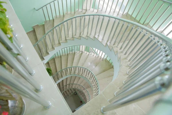 Rundtreppe. Wendeltreppe von unten mit weißer Zementwand-Wendeltreppe im Leuchtturm in Baku. Spirale der Schritte . — Stockfoto