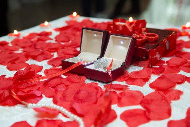 Kırmızı kutunun içindeki nişan yüzükleri. Kırmızı kutu ve içinde bir yüzük ile başka bir küçük kutu. Sevgililer Günü veya nişan için konsept.