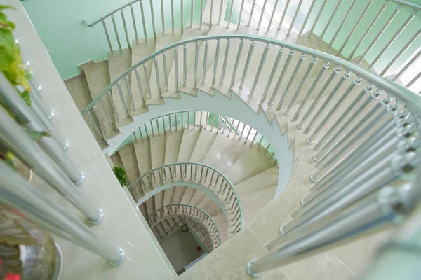 Rundtreppe. Wendeltreppe von unten mit weißer Zementwand-Wendeltreppe im Leuchtturm in Baku. Spirale der Schritte . — Stockfoto