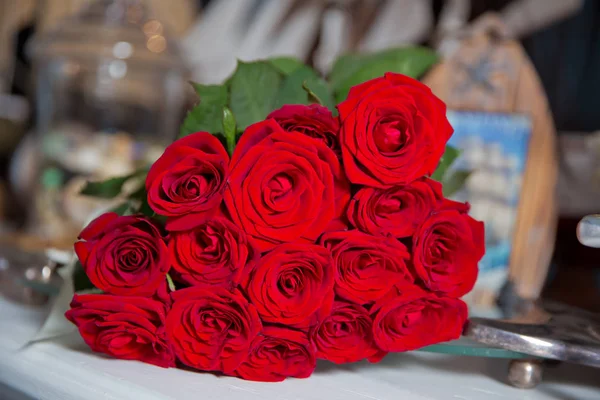 Κόκκινα τριαντάφυλλα λουλούδια με το Φεστιβάλ του Αγίου Βαλεντίνου και όμορφη θαμπάδα μπουκέτο φόντο. 8 Μαρκ. Πολύ όμορφα κόκκινα τριαντάφυλλα λουλούδια. Μαλακή βολή. Κόκκινα άνθη τριαντάφυλλου . — Φωτογραφία Αρχείου