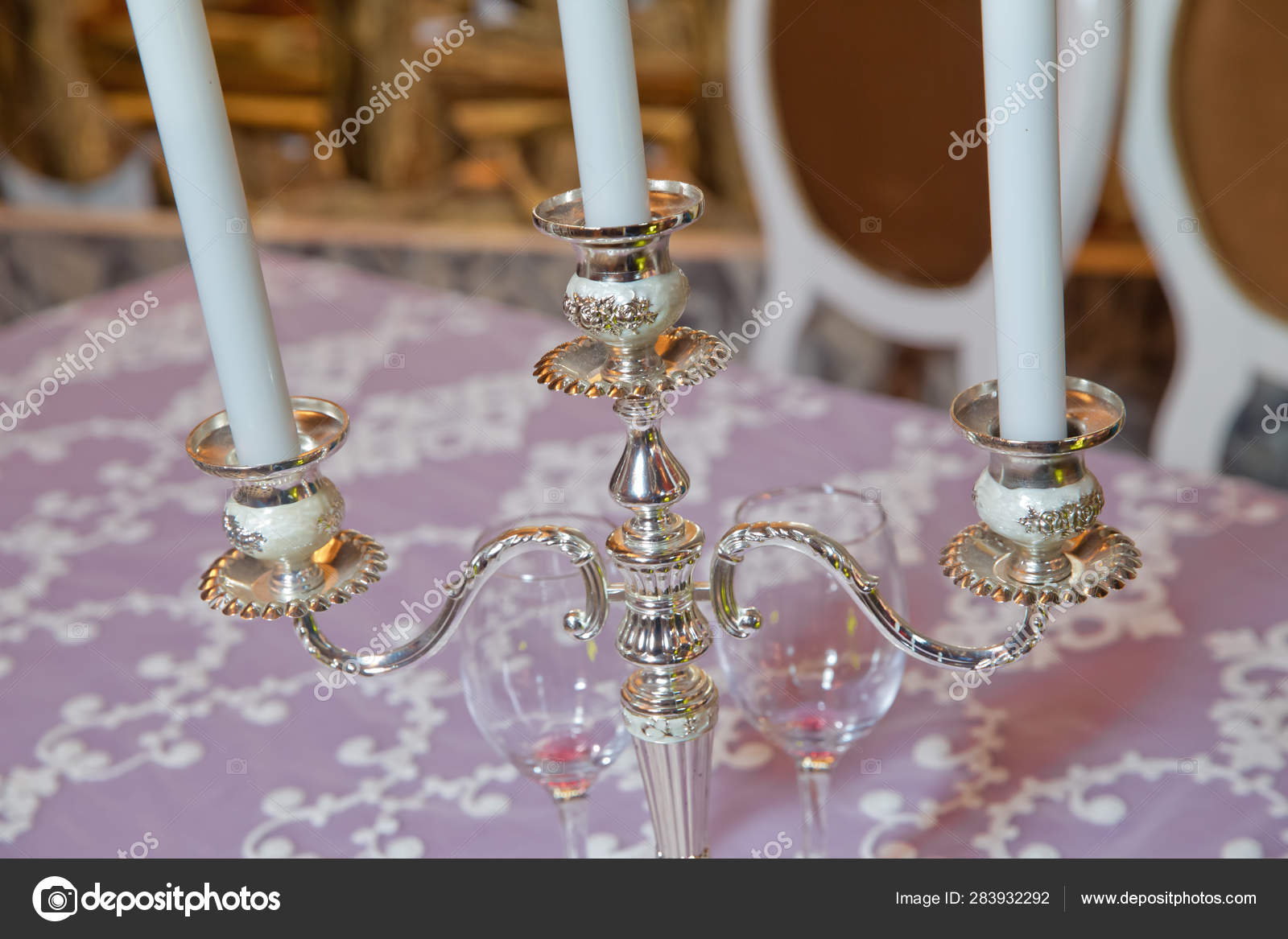 Dreiarmiger Kerzenstander Zwei Kandelaber Oben Auf Den Mobeln Tisch Gegen Weisse Wand Im Wohnzimmer Haus Schlafzimmer Drei Weisse Kerzen Auf Dem Tisch Stockfoto C Fotoqraf Tk Mail Ru 283932292