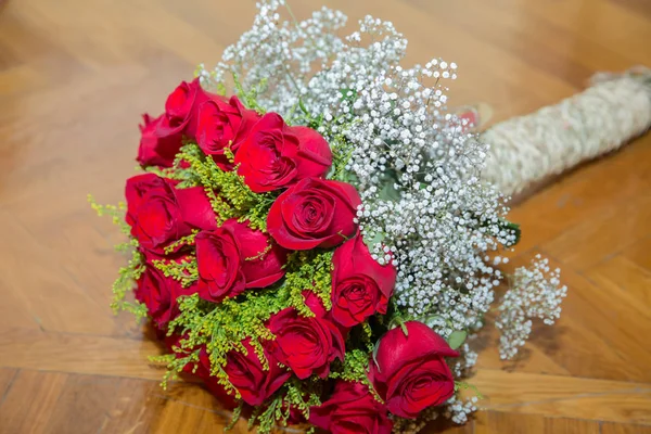 Κόκκινα τριαντάφυλλα λουλούδια με το Φεστιβάλ του Αγίου Βαλεντίνου και όμορφη θαμπάδα μπουκέτο φόντο. 8 Μαρκ. Πολύ όμορφα κόκκινα τριαντάφυλλα λουλούδια. Μαλακή βολή. Κόκκινα άνθη τριαντάφυλλου . — Φωτογραφία Αρχείου