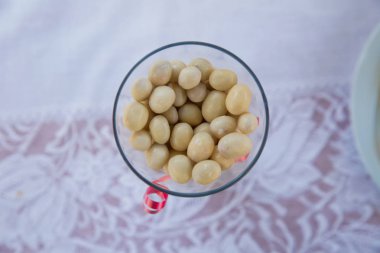 cam bir kavanozda . Yuvarlak beyaz çikolata bardağında. badem kalpli beyaz çikolata topları.