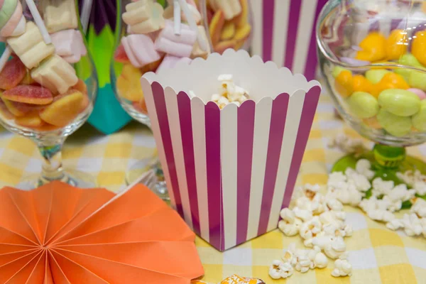 Popcorn im gestreiften Eimer. eine große klassische Schachtel Theater-Popcorn. — Stockfoto