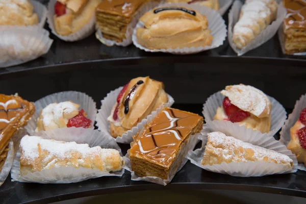 利益のフランスのデザートの多くは、エクレアシューペストリー。エクラーパスタチョコレートドーナツ. — ストック写真