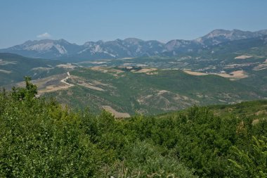 Yeşil dağlar mavi gökyüzü arka plan üzerinde orman ile kaplı. Panorama. Dağ yeşili vadi manzarası. Güzel dağ yeşilvadi panoraması. Yeşil dağlar ve dağın tepelerinde .
