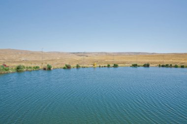Dağ sırasının önündeki bir dağ gölünün manzarası. Muhteşem göl manzarası. Mavi ve yeşilin işbirliği. Birden fazla renk ve inanılmaz göl manzarası. Abant Gölü Golu Manzarası .