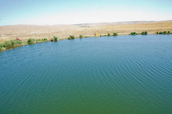 Dağ sırasının önündeki bir dağ gölünün manzarası. Muhteşem göl manzarası. Mavi ve yeşilin işbirliği. Birden fazla renk ve inanılmaz göl manzarası. Abant Gölü Golu Manzarası .