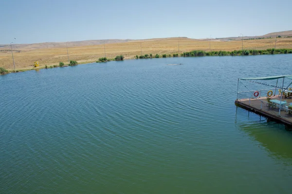Dağ sırasının önündeki bir dağ gölünün manzarası. Muhteşem göl manzarası. Mavi ve yeşilin işbirliği. Birden fazla renk ve inanılmaz göl manzarası. Abant Gölü Golu Manzarası .