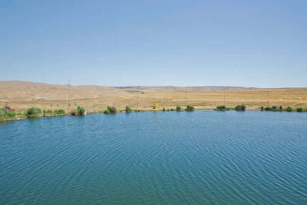 Dağ sırasının önündeki bir dağ gölünün manzarası. Muhteşem göl manzarası. Mavi ve yeşilin işbirliği. Birden fazla renk ve inanılmaz göl manzarası. Abant Gölü Golu Manzarası .