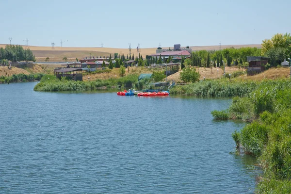 Dağ sırasının önündeki bir dağ gölünün manzarası. Muhteşem göl manzarası. Mavi ve yeşilin işbirliği. Birden fazla renk ve inanılmaz göl manzarası. Abant Gölü Golu Manzarası .