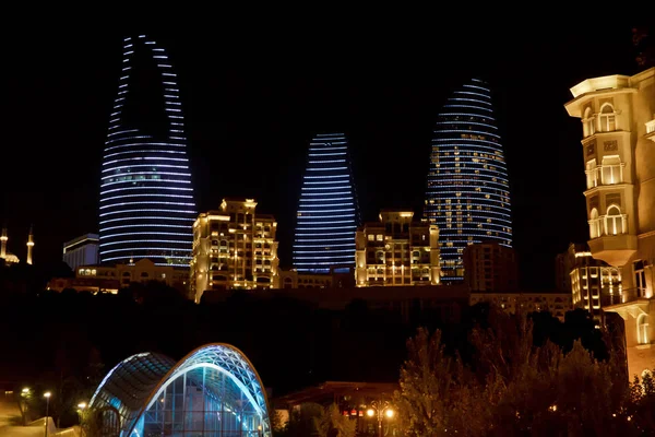 Baku City internationales Geschäftszentrum. Flammentürme am Abend. baku, azerbaijan: berühmter und schöner Abendblick auf Wolkenkratzer. — Stockfoto