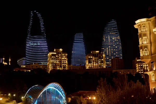 Baku City internationales Geschäftszentrum. Flammentürme am Abend. baku, azerbaijan: berühmter und schöner Abendblick auf Wolkenkratzer. — Stockfoto