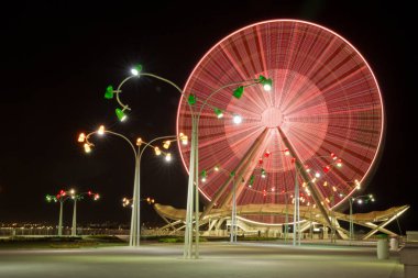 Turist eğlence için Bakü Sahil Bulvarı 'Na monte cazibe dönme dolabı.