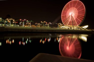Turist eğlence için Bakü Sahil Bulvarı 'Na monte cazibe dönme dolabı.