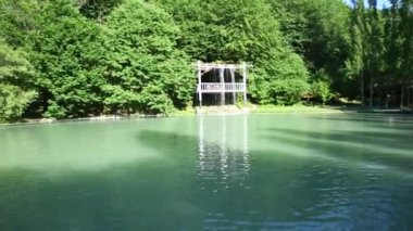 Azerbaycan Gabala. Doğada su güzelliği yansıma göl tarafından yeşil orman. Dağ gölü yüzeyinde temiz yeşil ağaçlar yansıma