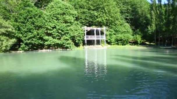 Azerbeidzjan Gabala Groen Bos Aan Het Meer Reflectie Water Schoonheid — Stockvideo