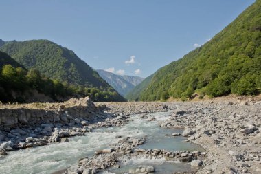Dağ Nehri Vadisi manzarası. Üç ay içinde riber taşlarından yapılmış küçük bir göl. Dağ nehri dere Vadisi. Dağlarda Nehir Vadisi. taş küçük bir nehir. İsmayıllı Azerbaycan