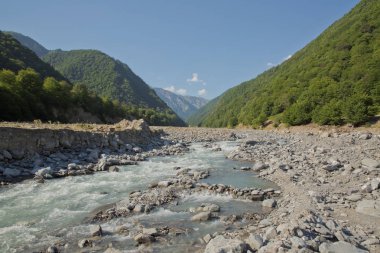 Dağ Nehri Vadisi manzarası. Üç ay içinde riber taşlarından yapılmış küçük bir göl. Dağ nehri dere Vadisi. Dağlarda Nehir Vadisi. taş küçük bir nehir. İsmayıllı Azerbaycan