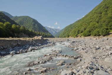 Dağ Nehri Vadisi manzarası. Üç ay içinde riber taşlarından yapılmış küçük bir göl. Dağ nehri dere Vadisi. Dağlarda Nehir Vadisi. taş küçük bir nehir. İsmayıllı Azerbaycan