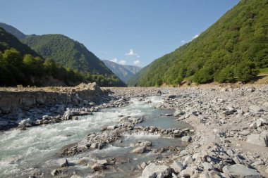Dağ Nehri Vadisi manzarası. Üç ay içinde riber taşlarından yapılmış küçük bir göl. Dağ nehri dere Vadisi. Dağlarda Nehir Vadisi. taş küçük bir nehir. İsmayıllı Azerbaycan