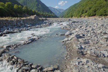 Dağ Nehri Vadisi manzarası. Üç ay içinde riber taşlarından yapılmış küçük bir göl. Dağ nehri dere Vadisi. Dağlarda Nehir Vadisi. taş küçük bir nehir. İsmayıllı Azerbaycan