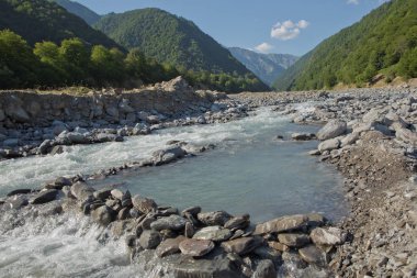 Dağ Nehri Vadisi manzarası. Üç ay içinde riber taşlarından yapılmış küçük bir göl. Dağ nehri dere Vadisi. Dağlarda Nehir Vadisi. taş küçük bir nehir. İsmayıllı Azerbaycan