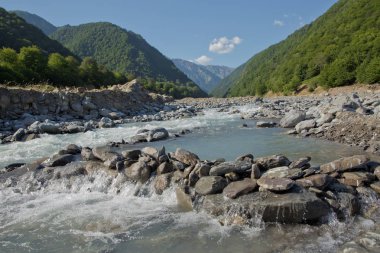 Dağ Nehri Vadisi manzarası. Üç ay içinde riber taşlarından yapılmış küçük bir göl. Dağ nehri dere Vadisi. Dağlarda Nehir Vadisi. taş küçük bir nehir. İsmayıllı Azerbaycan