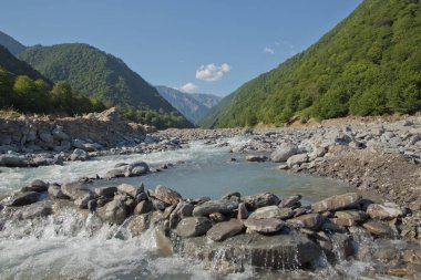 Dağ Nehri Vadisi manzarası. Üç ay içinde riber taşlarından yapılmış küçük bir göl. Dağ nehri dere Vadisi. Dağlarda Nehir Vadisi. taş küçük bir nehir. İsmayıllı Azerbaycan