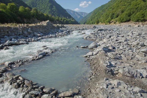 Dağ Nehri Vadisi manzarası. Üç ay içinde riber taşlarından yapılmış küçük bir göl. Dağ nehri dere Vadisi. Dağlarda Nehir Vadisi. taş küçük bir nehir. İsmayıllı Azerbaycan