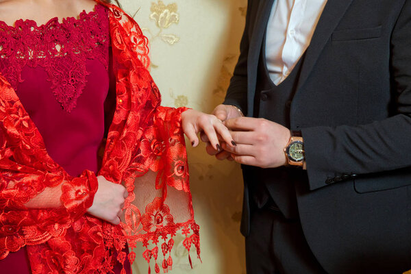 Молодую женщину поймали, потому что ее парень подарил ей кольцо на хну за завтраком. Мужчина дарит кольцо своей девушке и носит кольцо на пальце
.