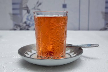 Beyaz üzerine izole edilmiş bir fincan çay. Azerbaycan çayı beyaz arka planda izole edilmiş geleneksel bardakta. Beyaz üzerine izole edilmiş bir bardak Azerbaycan çayı. .