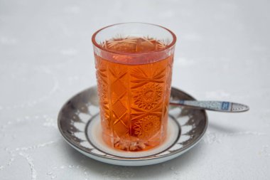 Beyaz üzerine izole edilmiş bir fincan çay. Azerbaycan çayı beyaz arka planda izole edilmiş geleneksel bardakta. Beyaz üzerine izole edilmiş bir bardak Azerbaycan çayı. .