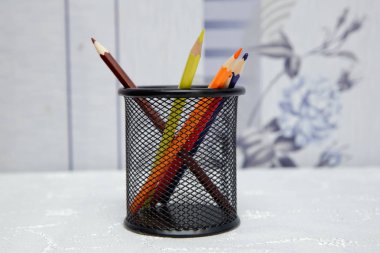 Beyaz arka plan üzerinde bir kalem durumda renkli kalemler . Beyaz arka plan izole siyah durumda renkli kalemler . Renkli kalemler yaratıcı konsept atış . Kalem ve kalem kutusu .