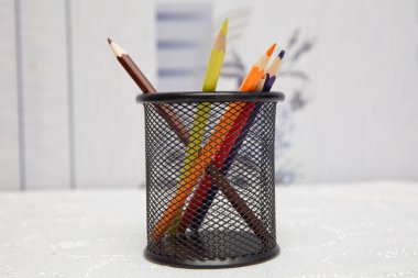 Beyaz arka plan üzerinde bir kalem durumda renkli kalemler . Beyaz arka plan izole siyah durumda renkli kalemler . Renkli kalemler yaratıcı konsept atış . Kalem ve kalem kutusu .