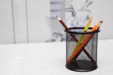 Beyaz arka plan üzerinde bir kalem durumda renkli kalemler . Beyaz arka plan izole siyah durumda renkli kalemler . Renkli kalemler yaratıcı konsept atış . Kalem ve kalem kutusu .