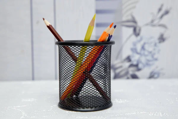 Colored pencils in a pencil case on white background . Color pencils in black case on white background isolated . Creative concept shot of colorful pencils . Box for pens and pencils . — Stock Photo, Image