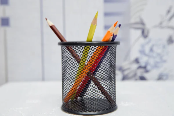 Colored pencils in a pencil case on white background . Color pencils in black case on white background isolated . Creative concept shot of colorful pencils . Box for pens and pencils . — Stock Photo, Image