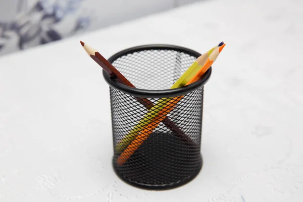 Colored pencils in a pencil case on white background . Color pencils in black case on white background isolated . Creative concept shot of colorful pencils . Box for pens and pencils . — Stock Photo, Image