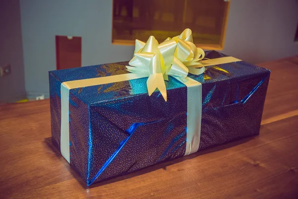 Caja de regalo azul cinta vista superior fondo blanco para la Navidad y el Día de Año Nuevo 3d renderizado. Regalo azul con una cinta blanca - imagen de celebración de Navidad  . —  Fotos de Stock