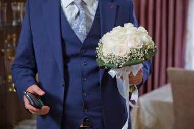 Elinde düğün buketi ile şık kendinden emin güzel genç gelin . Sabah Damat Düğün Ücretleri . buket ile şık zarif mutlu damat .