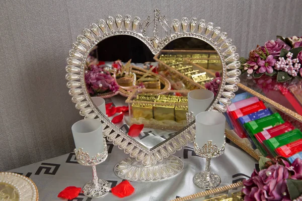 Cose da matrimonio, accessori, specchio. specchio di cuore e candela di vetro giorno del matrimonio. Petali rossi. Baku, Azerbaigian , — Foto Stock