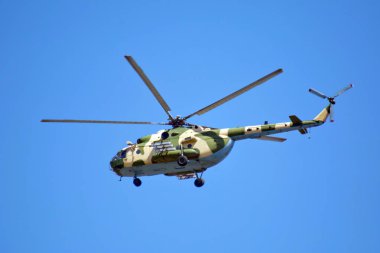 Rus askeri helikopteri Mi-8 bulutlu gökyüzünde . Mi-8 helikopter katılımcı Sıtkı Airshow . Yolcu helikopteri Mi-8 iniş . Mühendislik Formülü Yarışması.