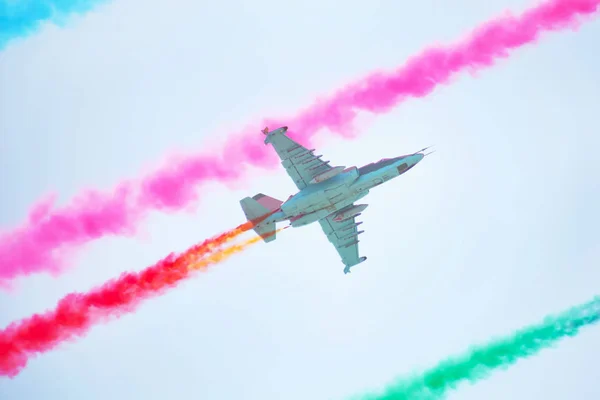 Einreihige Formation einer Gruppe russischer Kampfflugzeuge, die hoch am blauen Himmel fliegen und während der Flugshow eine blau-weiß-rote Rauchspur hinterlassen . — Stockfoto